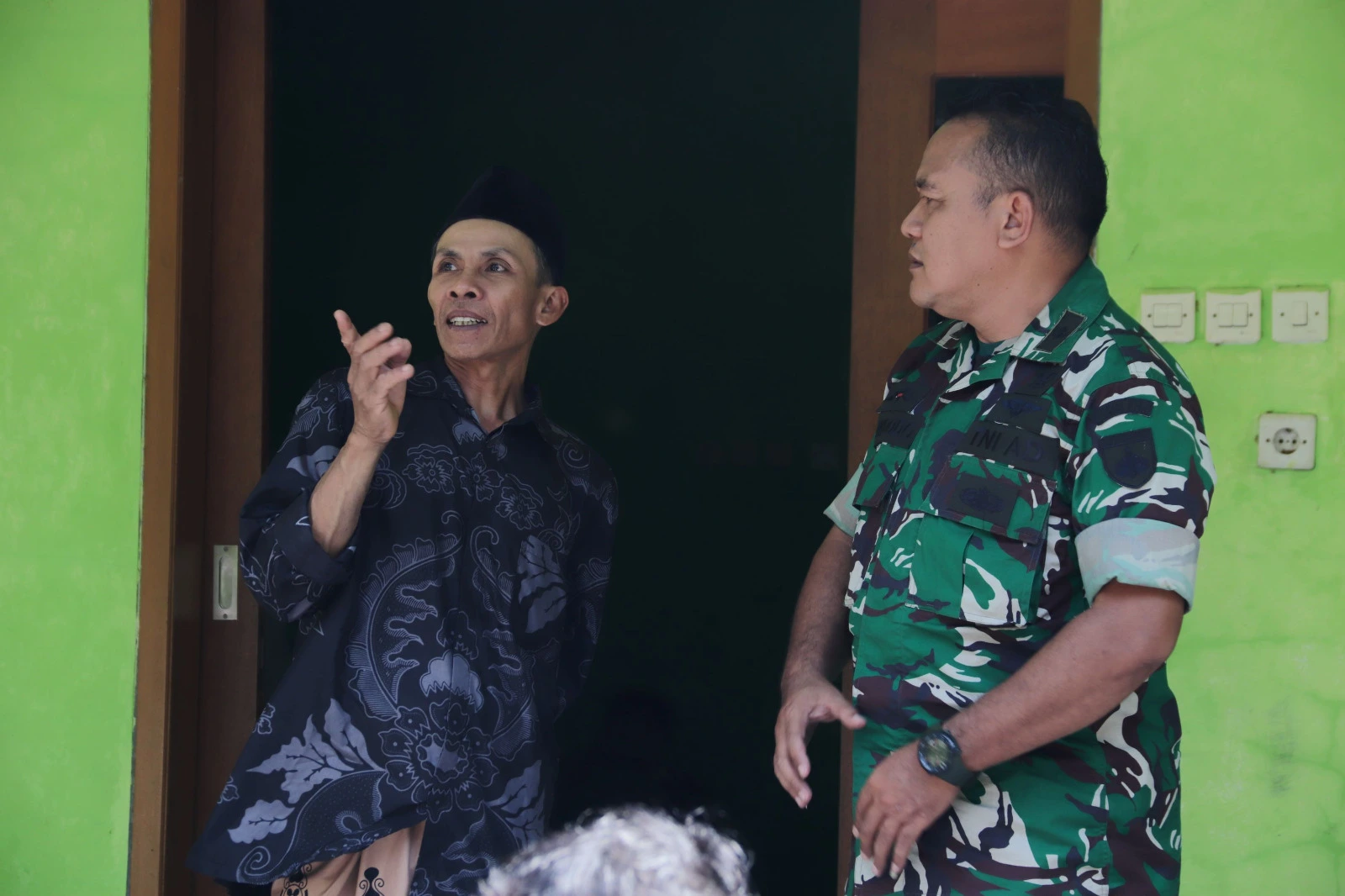 Di Balik Pengecoran Jalan TMMD, Terjalin Keakraban TNI dan Warga Desa Gumelem Kulon
