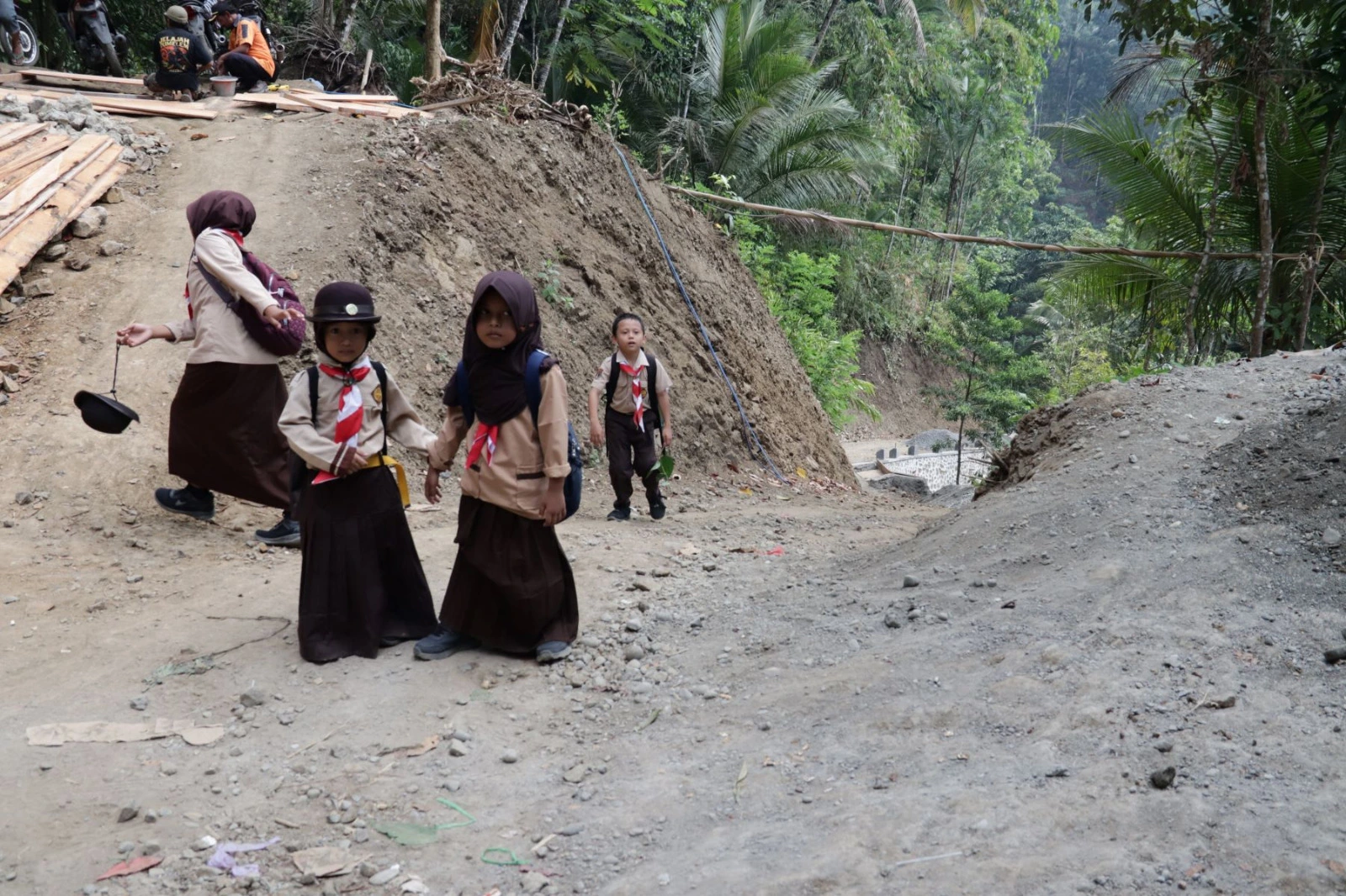 Dua Siswi SD Saksikan Langsung TMMD ke-129, Semangat Gotong Royong Tumbuh Sejak Dini