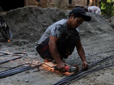 Percikan Api Gerinda Jadi Simbol Semangat Gotong Royong TMMD di Gumelem Kulon