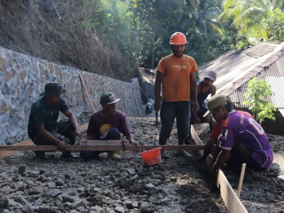 Ketelitian Jadi Kunci, Satgas TMMD dan Warga Pastikan Ketebalan Rabat Beton Sesuai Standar