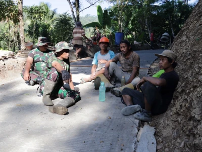 Ngobrol Santai di Atas Rabat Beton, Satgas TMMD dan Warga Pererat Kebersamaan