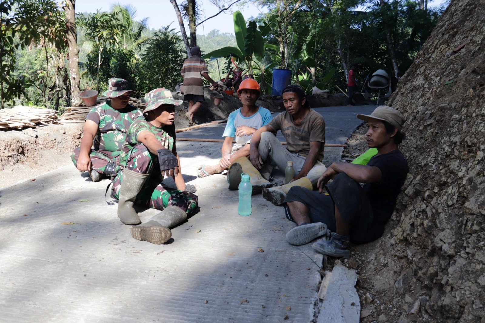 Ngobrol Santai di Atas Rabat Beton, Satgas TMMD dan Warga Pererat Kebersamaan