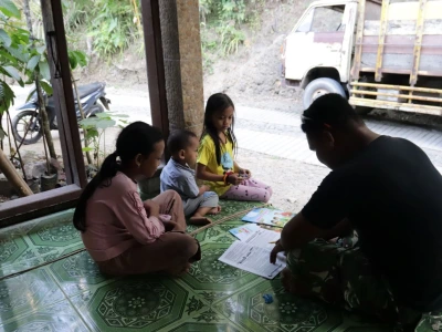Prajurit Satgas TMMD Manfaatkan Waktu Istirahat untuk Mengajar Anak-anak di Desa Gumelem Kulon