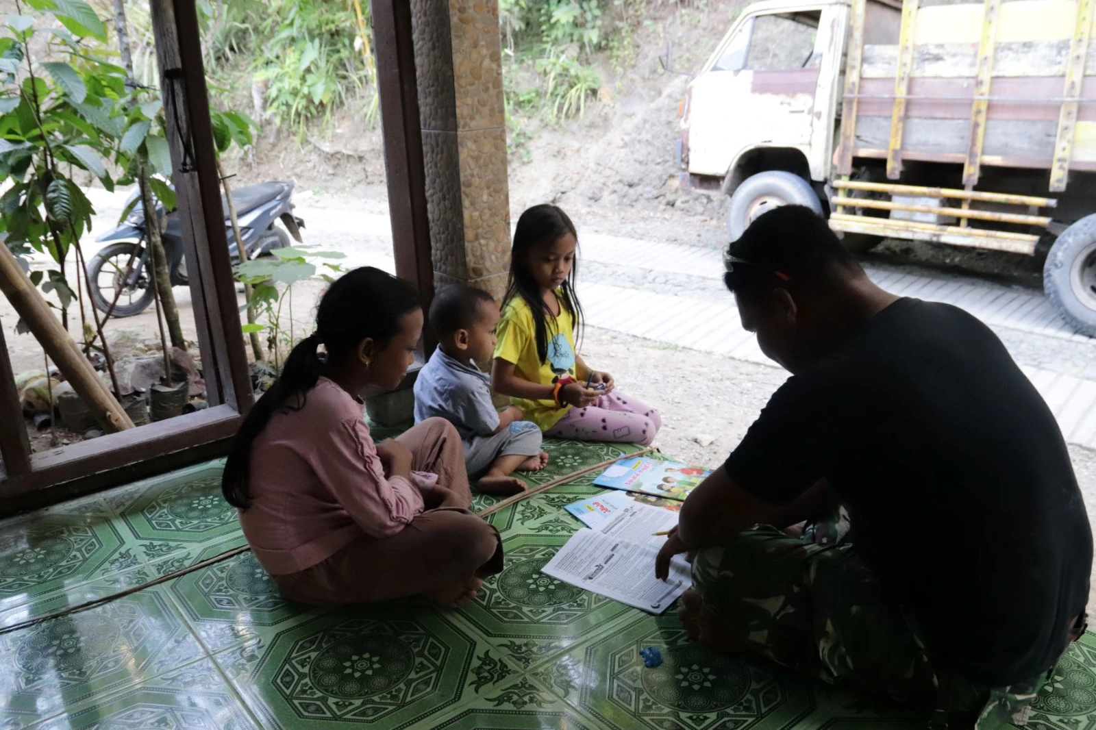Prajurit Satgas TMMD Manfaatkan Waktu Istirahat untuk Mengajar Anak-anak di Desa Gumelem Kulon