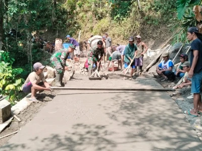 Gotong Royong Satgas TMMD dan Warga, Pembangunan Rabat Beton di Gumelem Kulon Capai 24 Persen