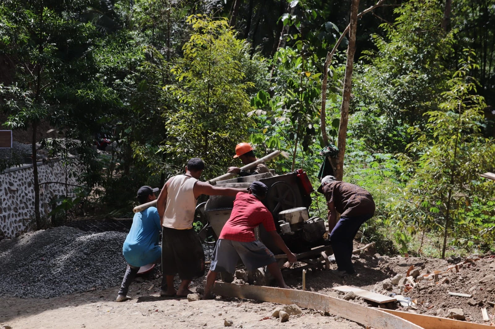 Gotong Royong Angkat Mesin Molen, Satgas TMMD dan Warga Gumelem Kulon Percepat Pengecoran Jalan