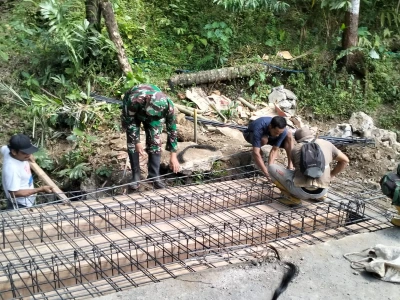 TNI dan Warga Bahu Membahu Rakit Rangka Besi, Pembangunan Plat Beton TMMD Dikebut di Gumelem Kulon