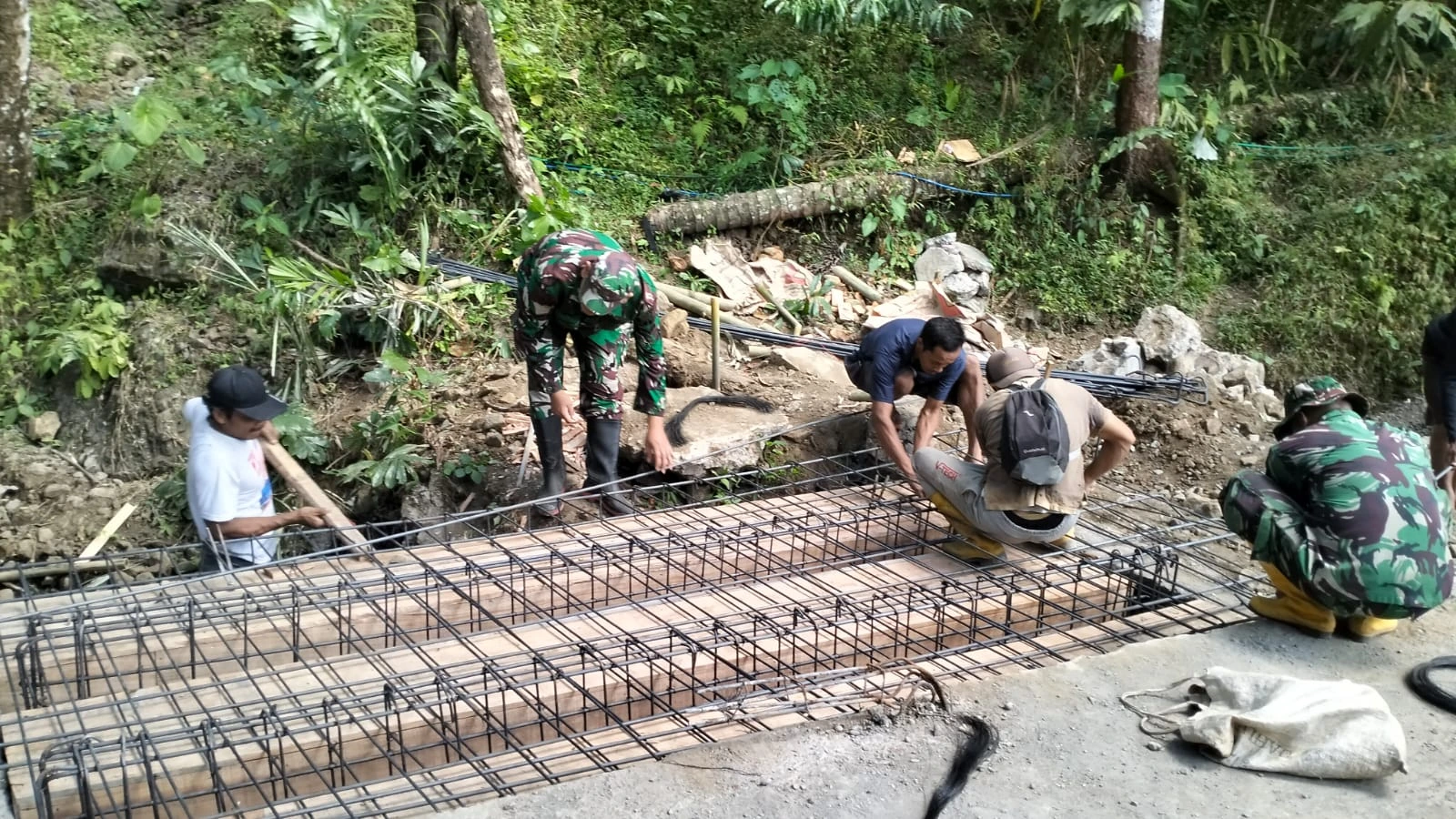 TNI dan Warga Bahu Membahu Rakit Rangka Besi, Pembangunan Plat Beton TMMD Dikebut di Gumelem Kulon