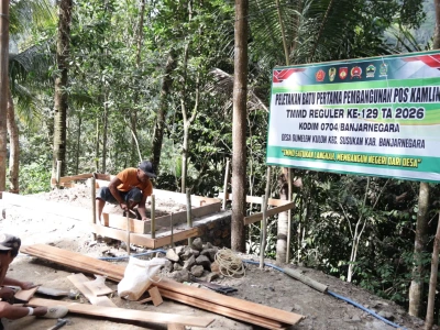 Pak Wondo dan Satgas TMMD Bersinergi Pasang Bekisting Pos Kamling