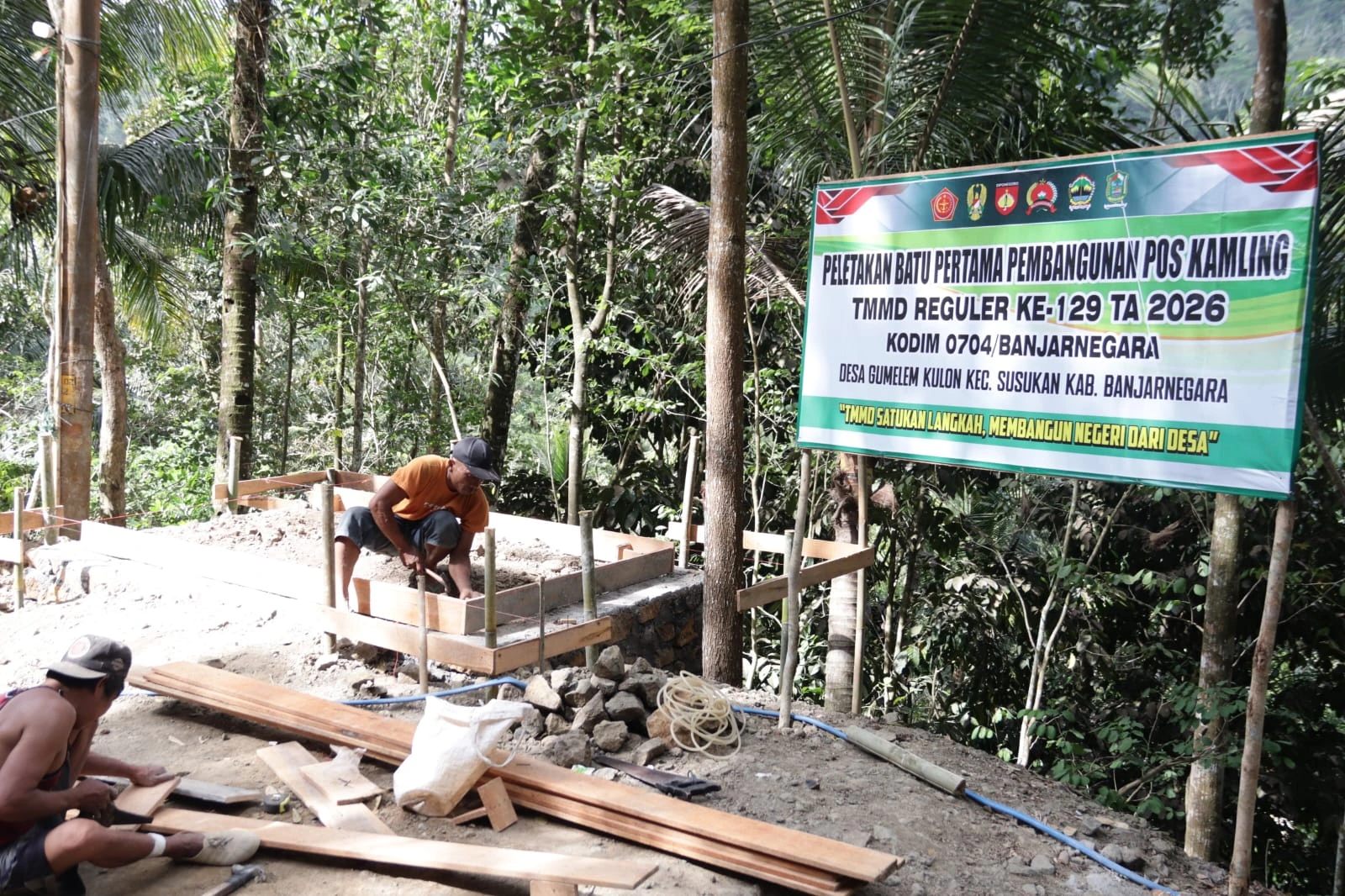 Pak Wondo dan Satgas TMMD Bersinergi Pasang Bekisting Pos Kamling