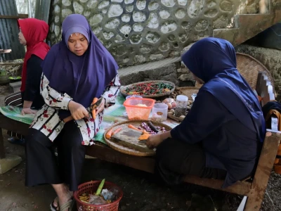Bu Sarijem, Sosok di Balik Semangat Satgas TMMD Kodim Banjarnegara