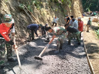Gotong Royong dan Talang Seng Percepat Pembangunan Jalan Rabat Beton TMMD