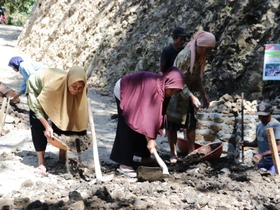 Bu Miskem dan Semangat Perempuan Desa Mengawal Pembangunan TMMD