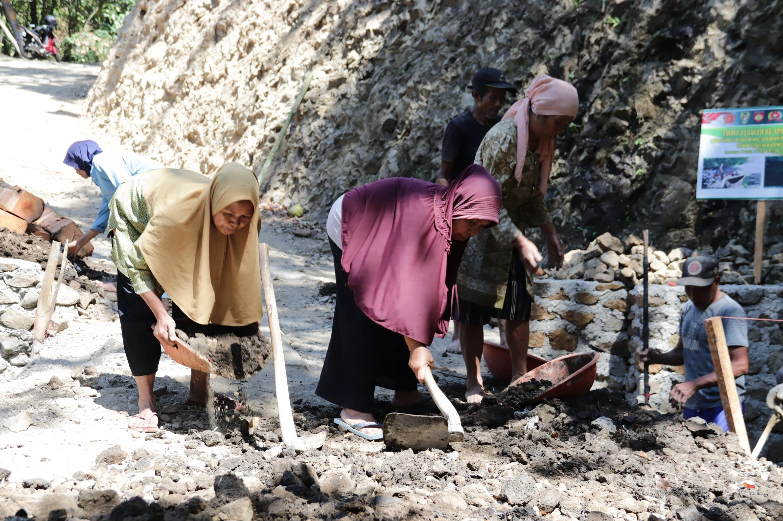 Bu Miskem dan Semangat Perempuan Desa Mengawal Pembangunan TMMD